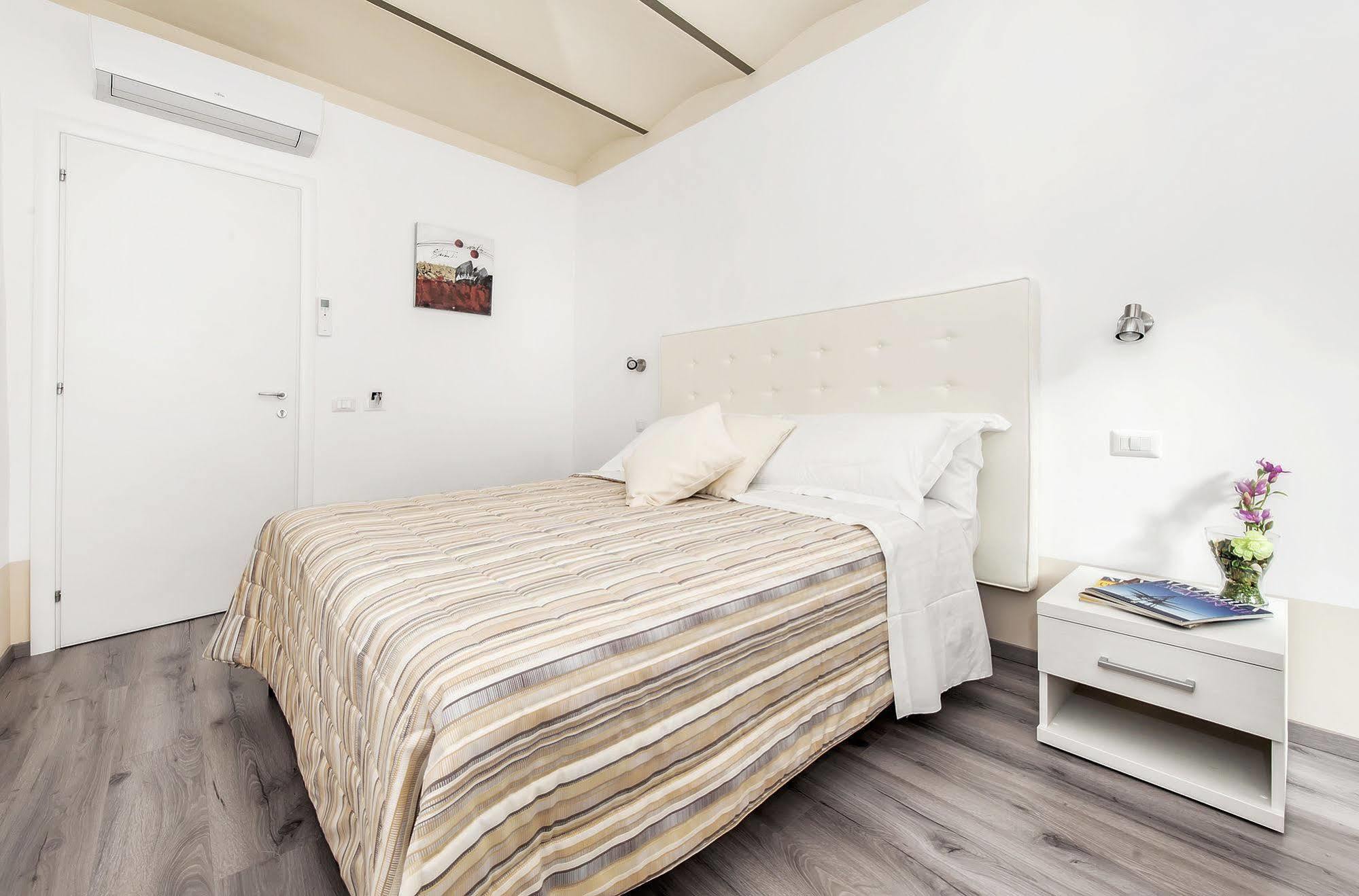 רומא White Rooms Colosseo מראה חיצוני תמונה